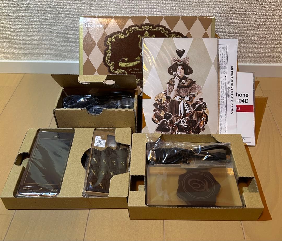 新品 Q-pot Phone SH-04D 板チョコスマホ