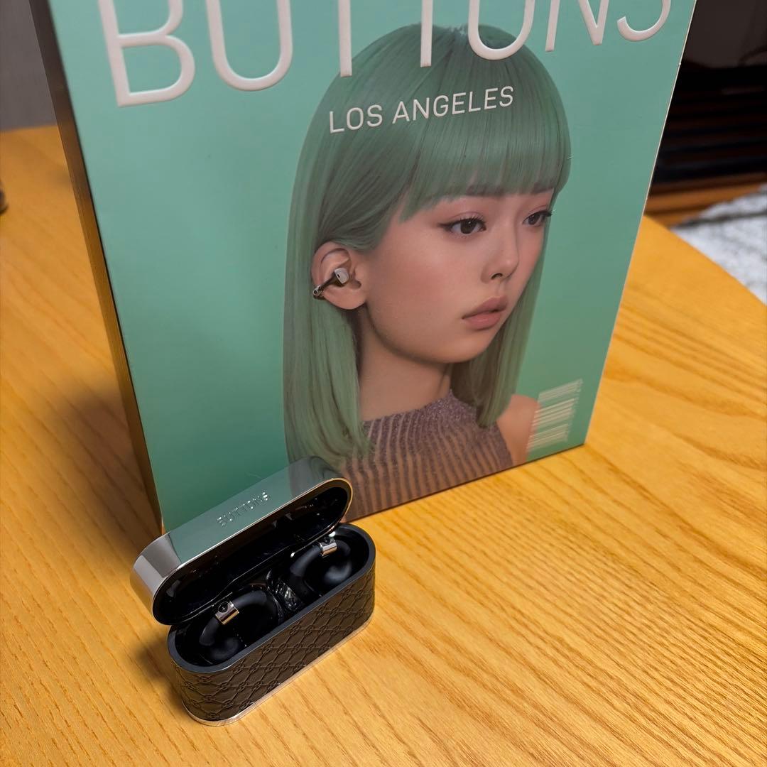 BUTTONS Clip ワイヤレスイヤホン ブラック・シルバー