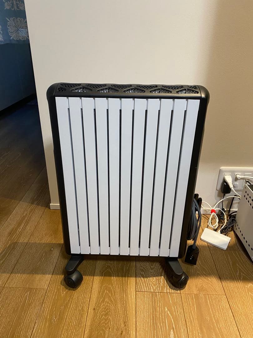 デロンギ　マルチダイナミックヒーター　ホワイト/ブラック 温度調節機能付き