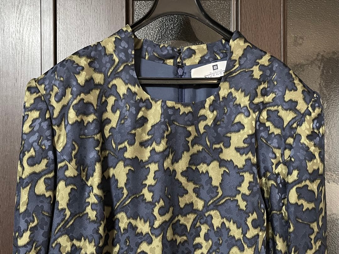GIVENCHYの紺と淡黄グレーの総柄100%シルク長袖ワンピース　新品同様