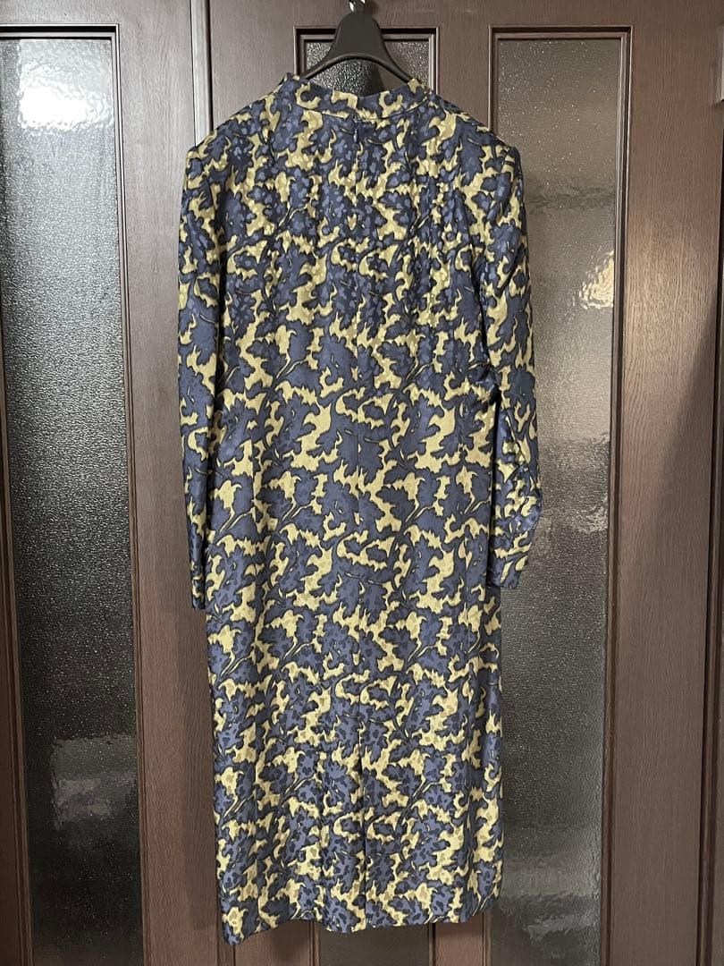 GIVENCHYの紺と淡黄グレーの総柄100%シルク長袖ワンピース　新品同様