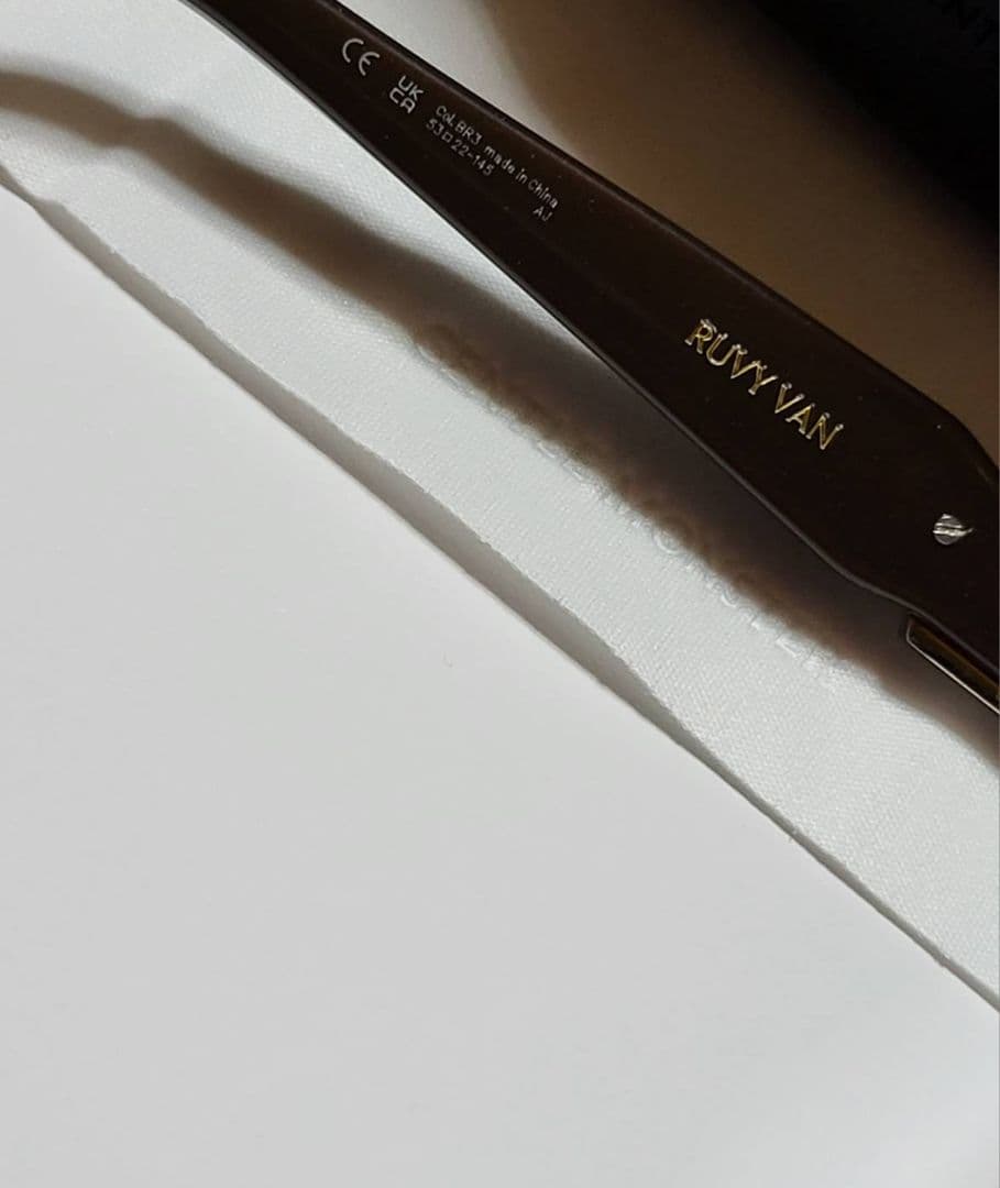 ◆GENTLE MONSTER◆ロゴ付き　サングラス　RUVY VAN　ケース付