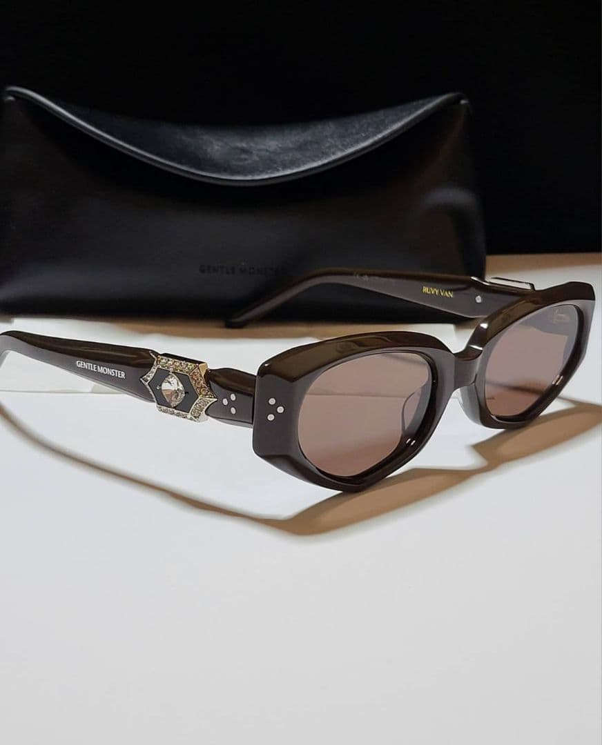 ◆GENTLE MONSTER◆ロゴ付き　サングラス　RUVY VAN　ケース付