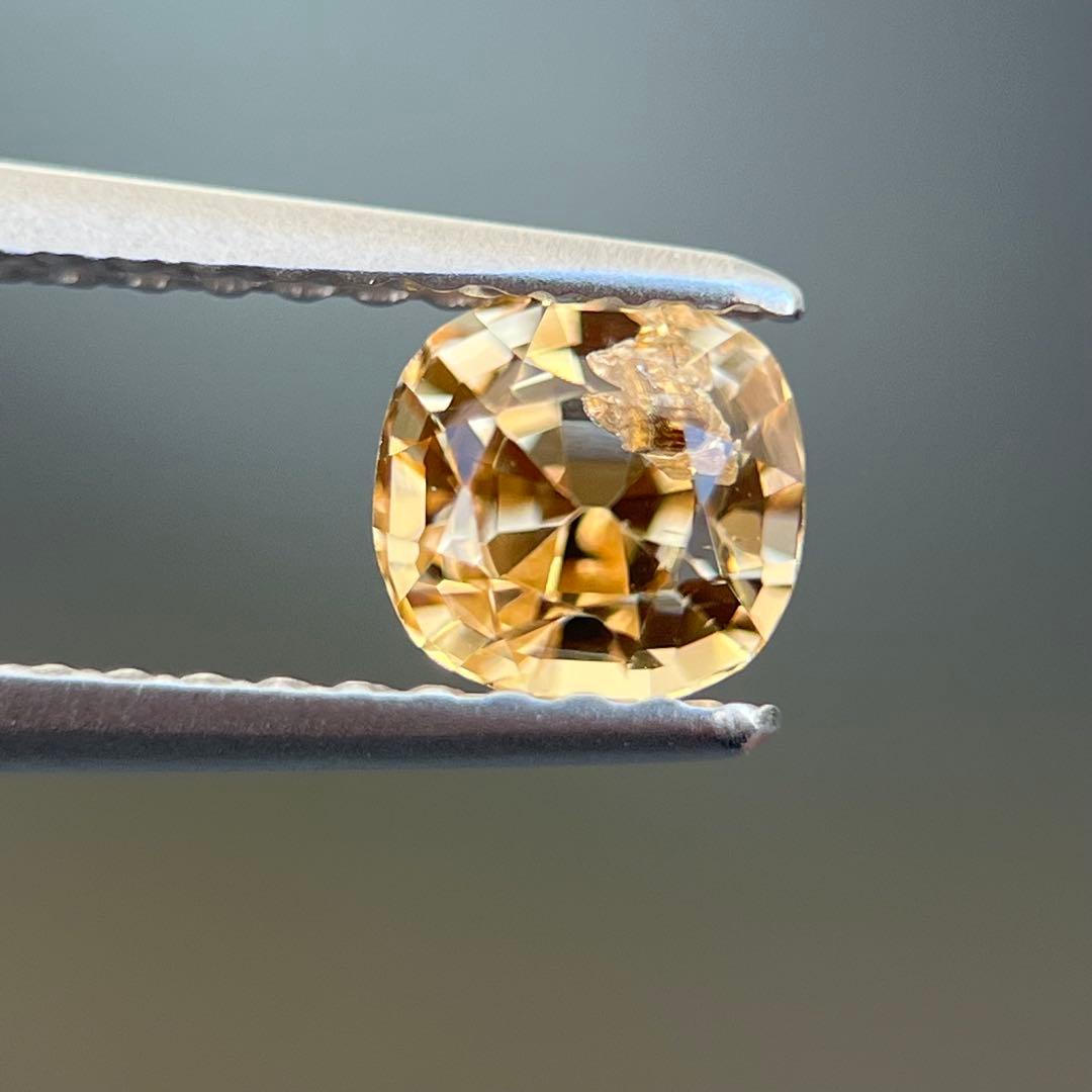 スリランカ産非加熱天然オレンジイエローサファイアルース