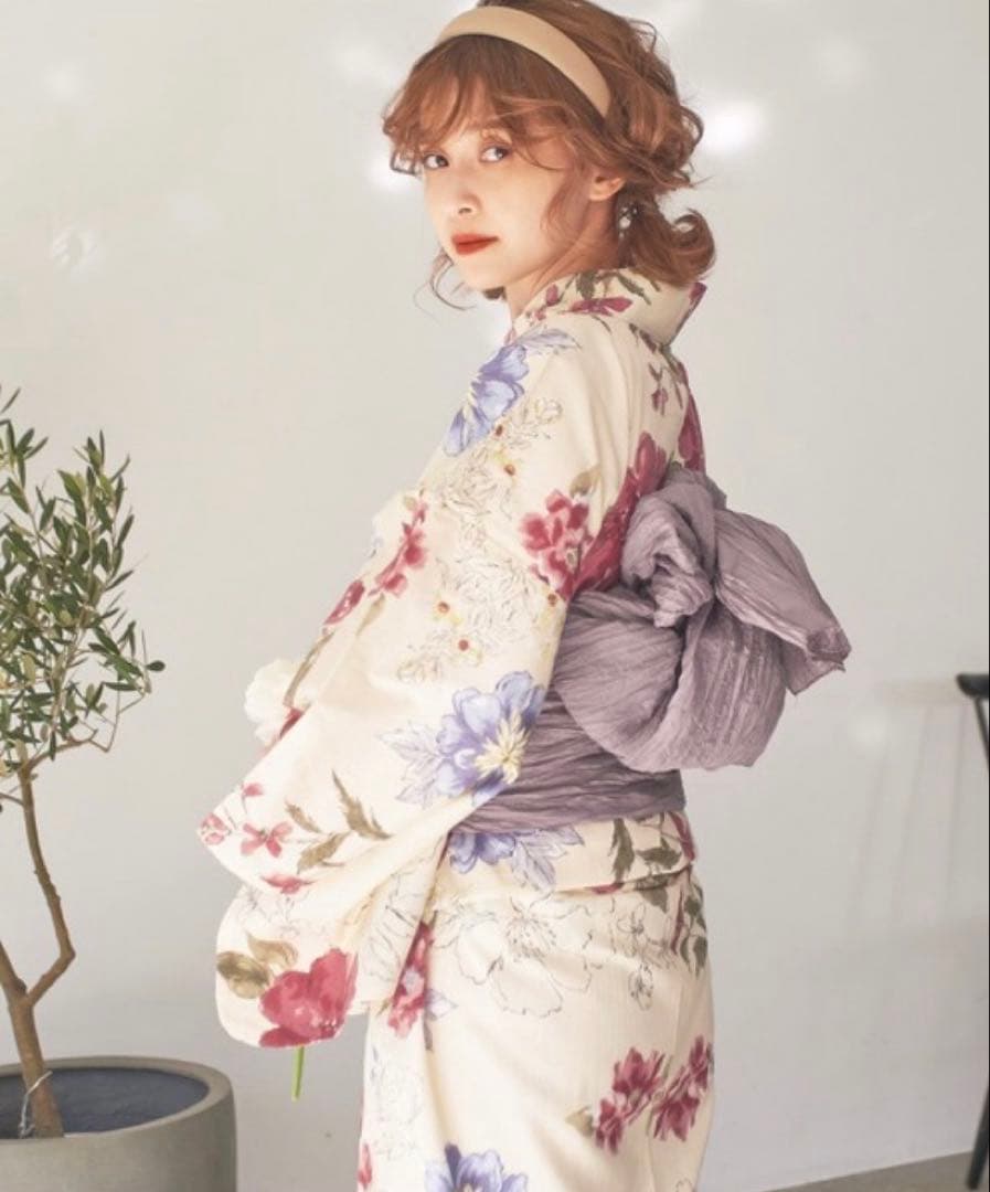 dita浴衣 花柄浴衣セット（白地・赤・紫・青） 下駄、帯飾り、髪飾り付き