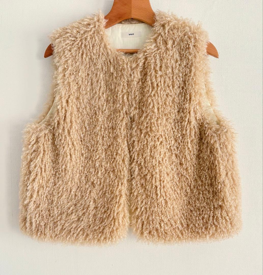 yori ショートカールファーチョッキ　ベージュ