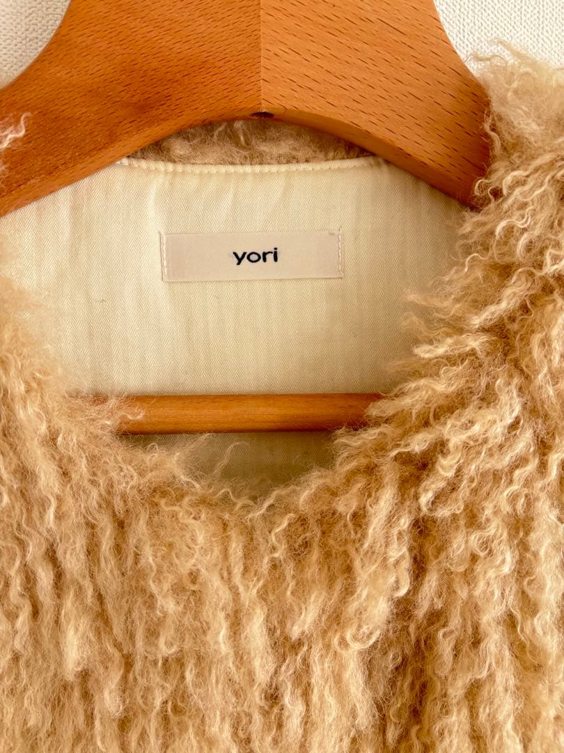 yori ショートカールファーチョッキ　ベージュ