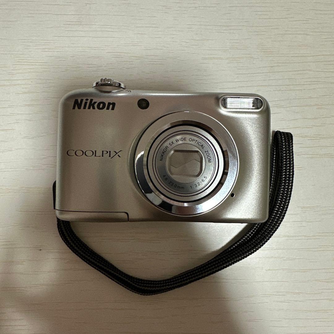 207 NIKON COOLPIX A10 シルバー　デジカメ