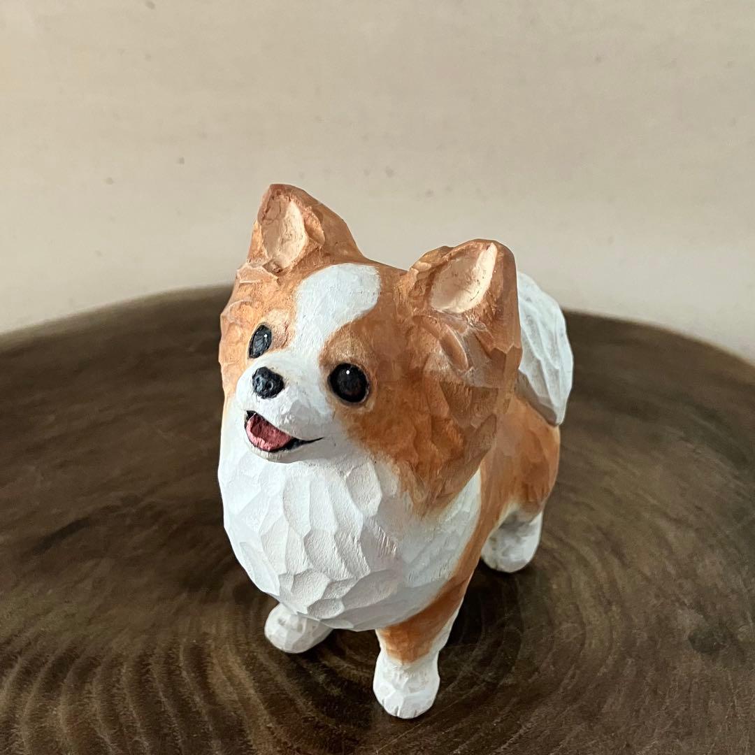 木彫りのチワワ(ホワイト&レッド)