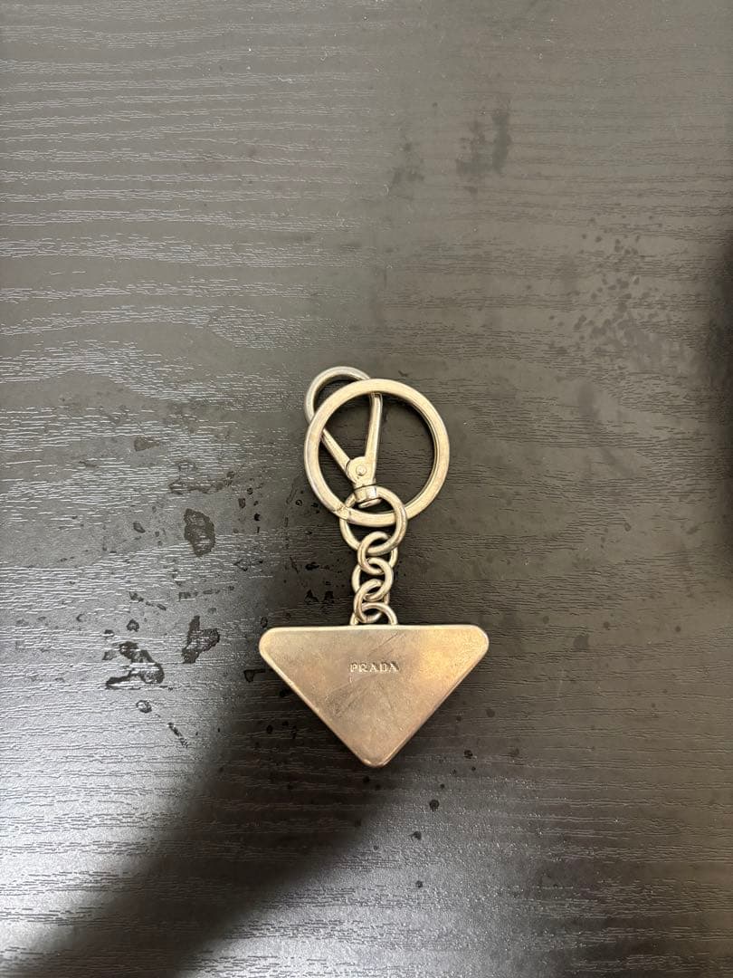 PRADA トライアングル型キーホルダー