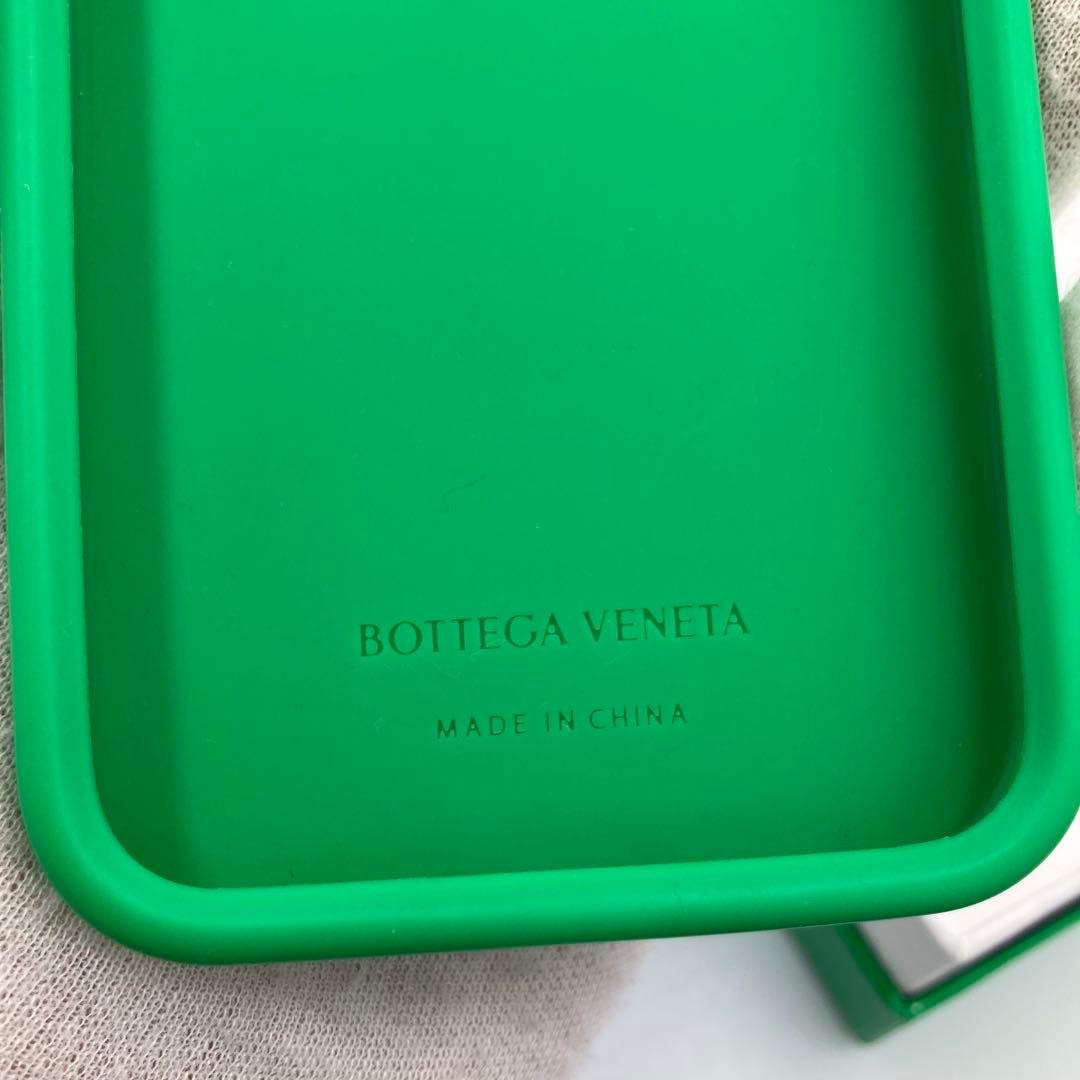 ！極美品！　ボッテガヴェネタ　スマホケースiPhone 15pro 緑 78A