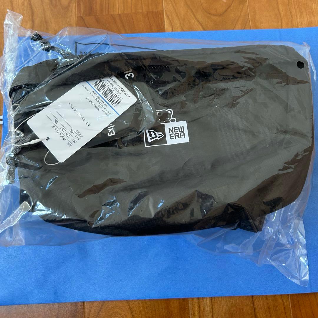 ミキ　新品　ボディバッグNEW ERA® × familiar ファミリア