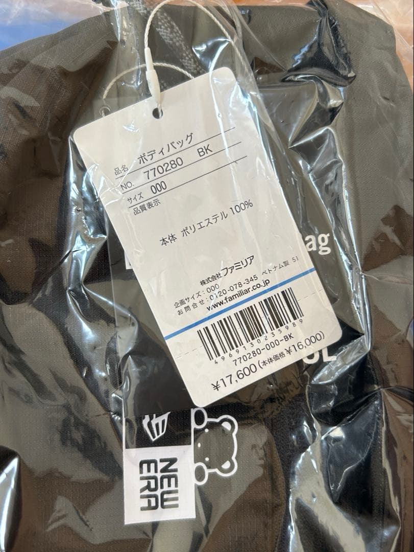 ミキ　新品　ボディバッグNEW ERA® × familiar ファミリア