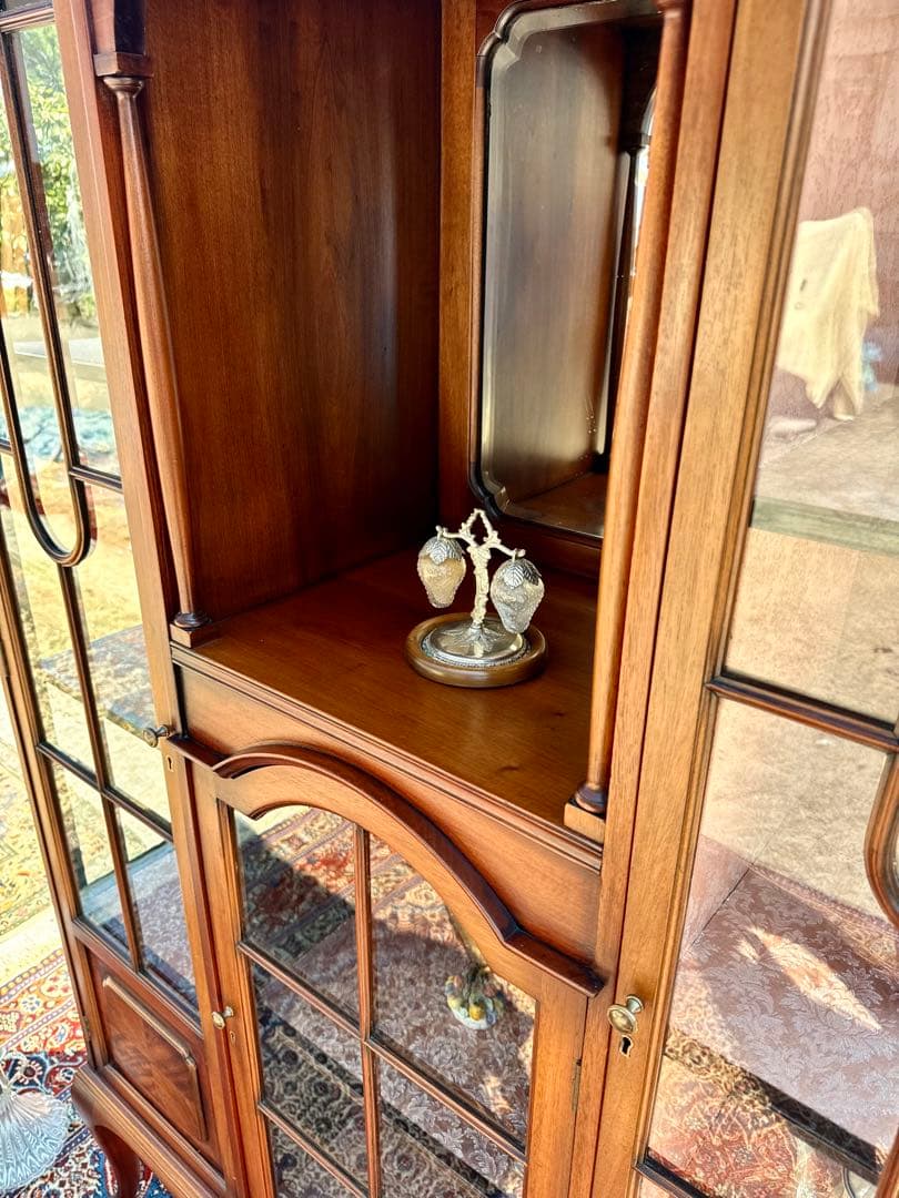 英国クラシック 高級ガラスキャビネット 美品 アンティーク調　西洋家具 飾り棚