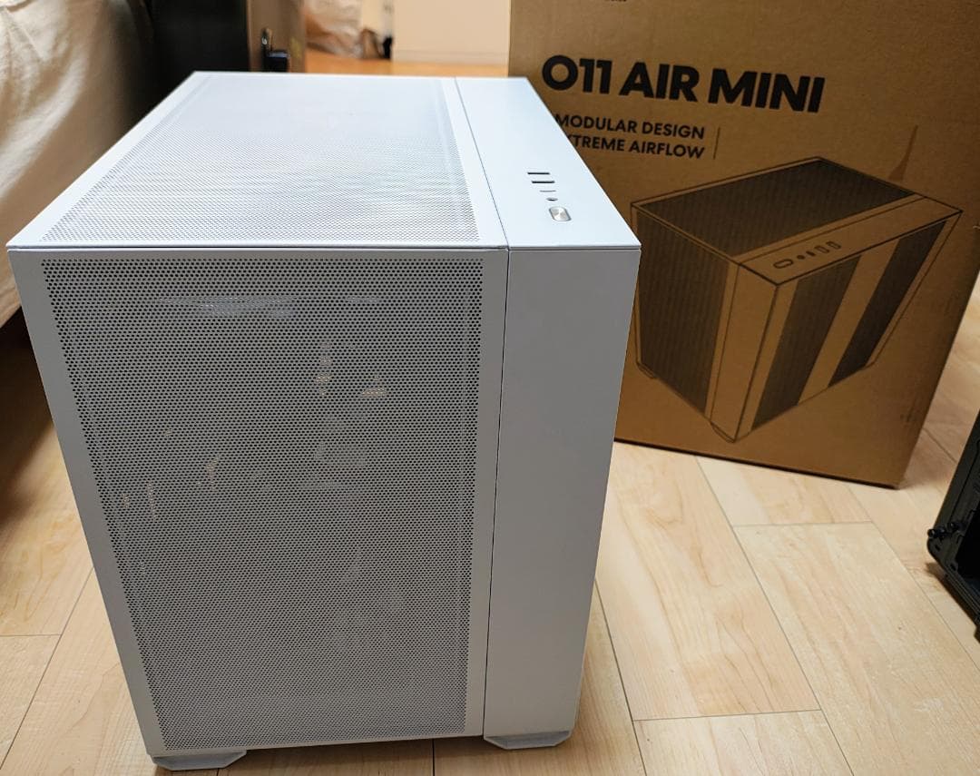 リアンリー「O11 AIR MINI」ホワイト・ファン８個付き