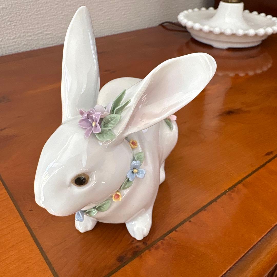 《リヤドロ》ウサギの陶器置物 花の装飾付き　欠けなし