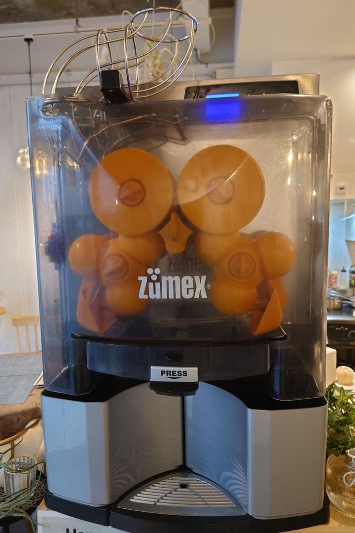Zümex 自動オレンジ絞り機