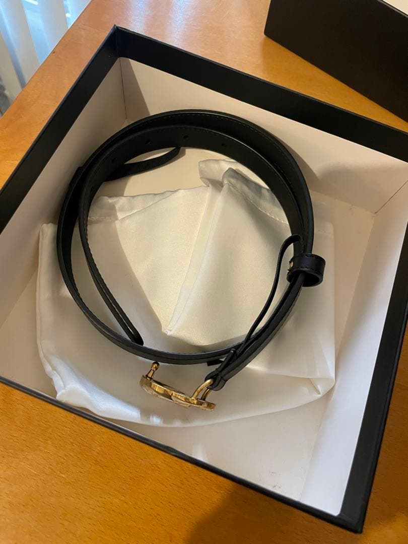 GUCCI ブラックレザーベルト GGロゴ付き