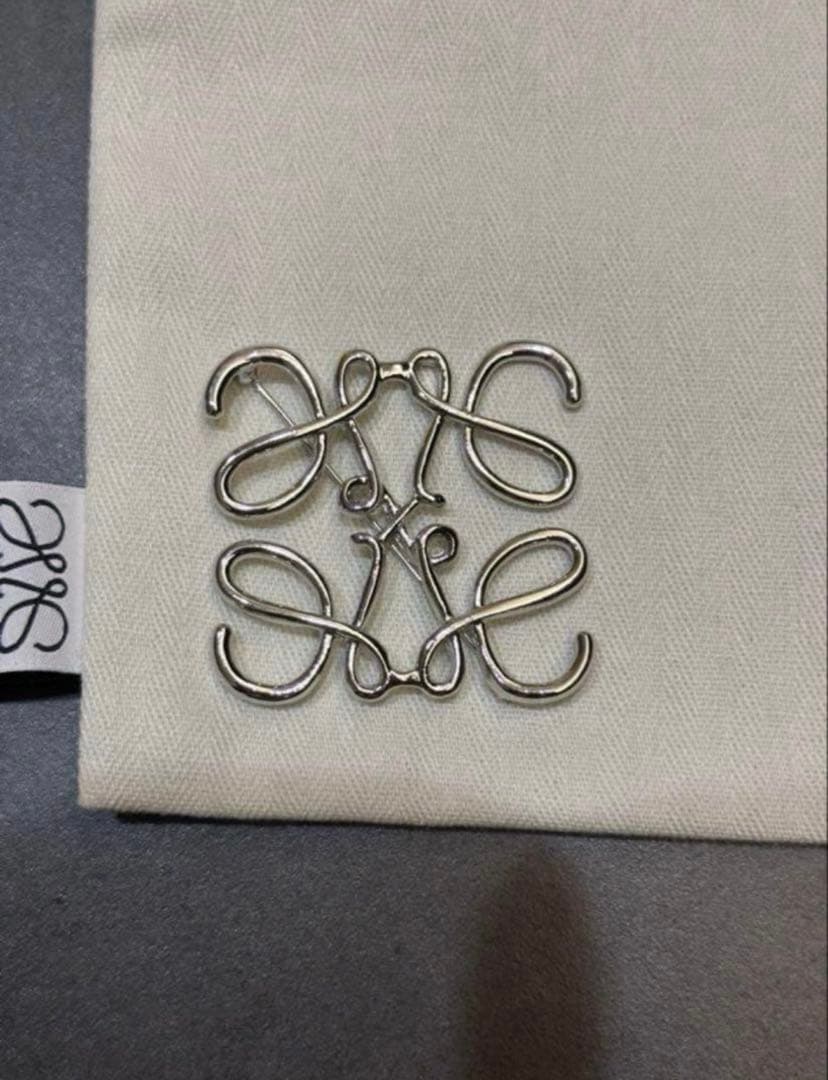 【期間限定価格】LOEWEアナグラムブローチ　シルバー
