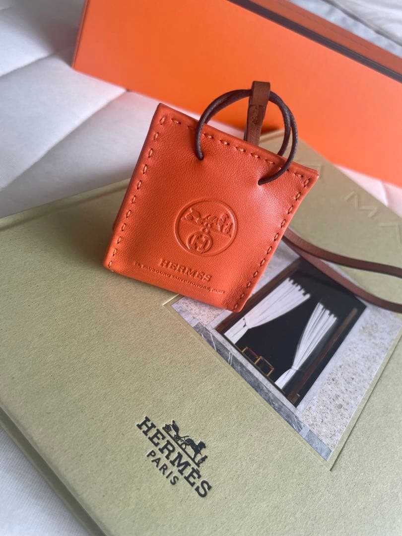 よ*ー様 HERMES エルメス　チャーム　ショッパーチャーム　オレンジ　カタロ