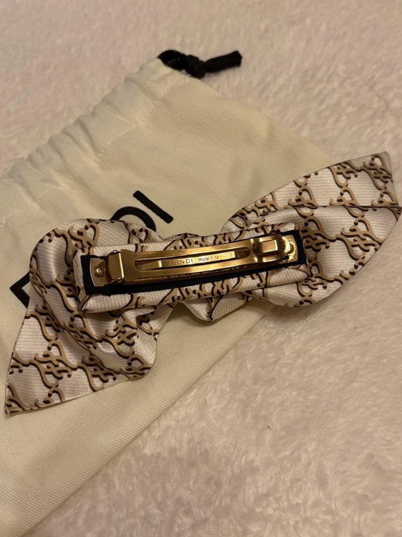 美品　FENDI ロゴリボン型ヘアバレッタ