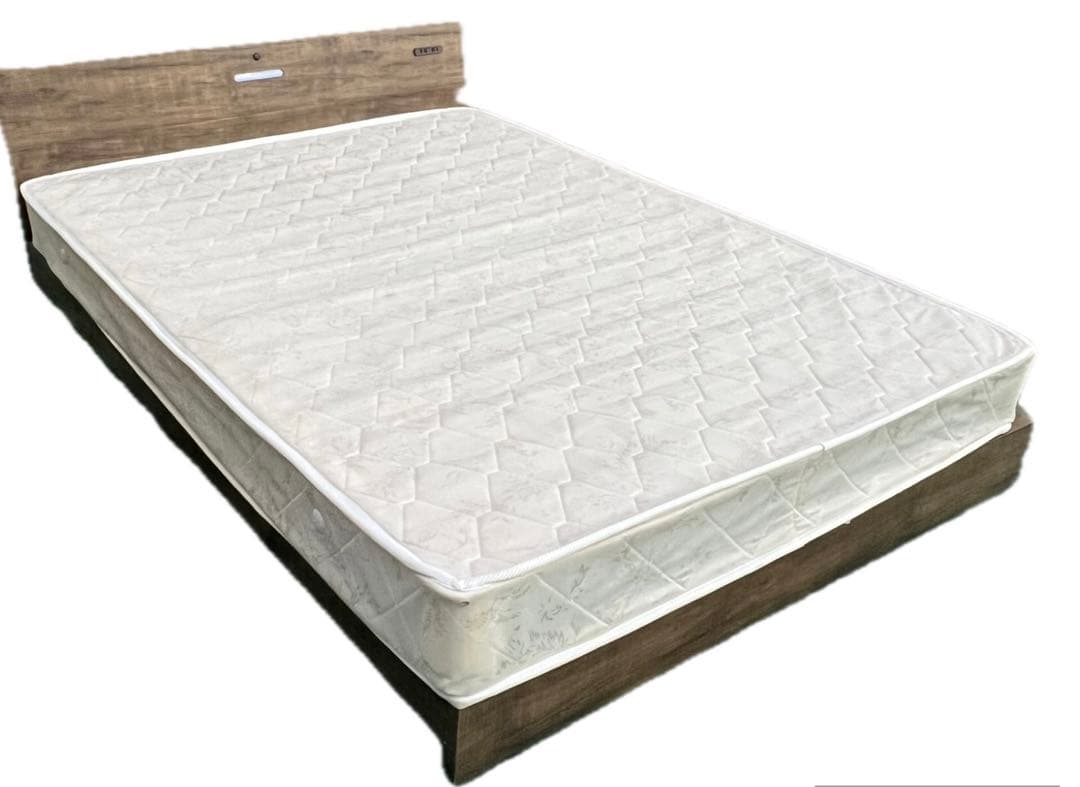 ダブルサイズのベッドフレームとマットレス セット 、コンセント付きで便利。