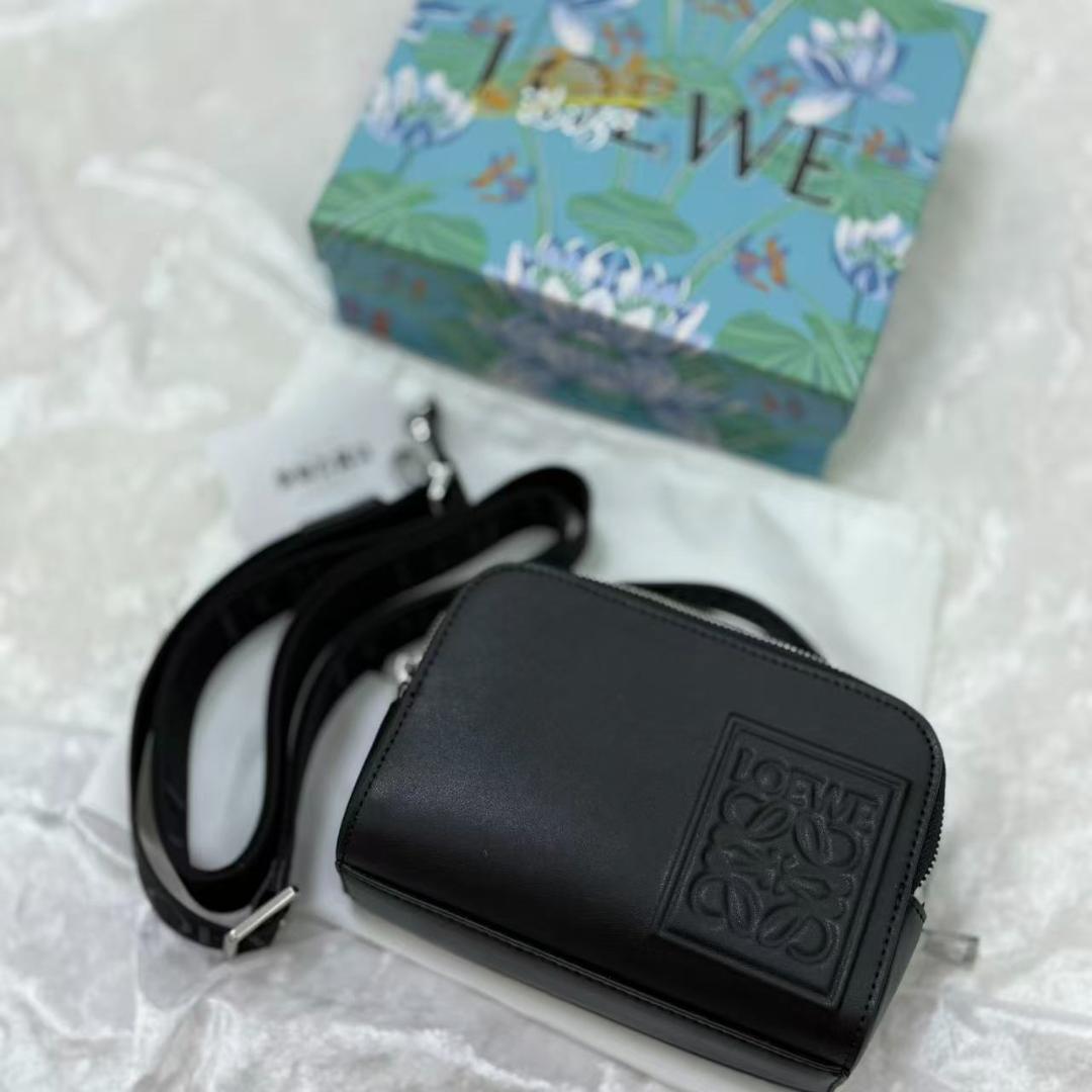 チョコ様 ブラックレザーのメッセンジャーバッグ