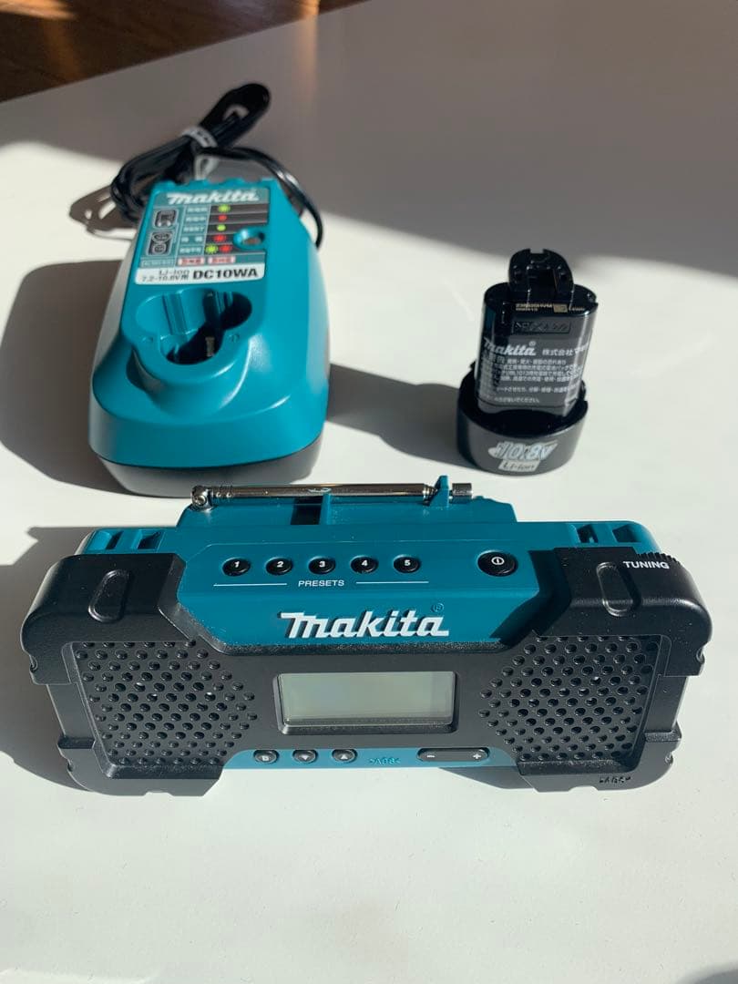 Makita ラジオ・充電器・バッテリー付き