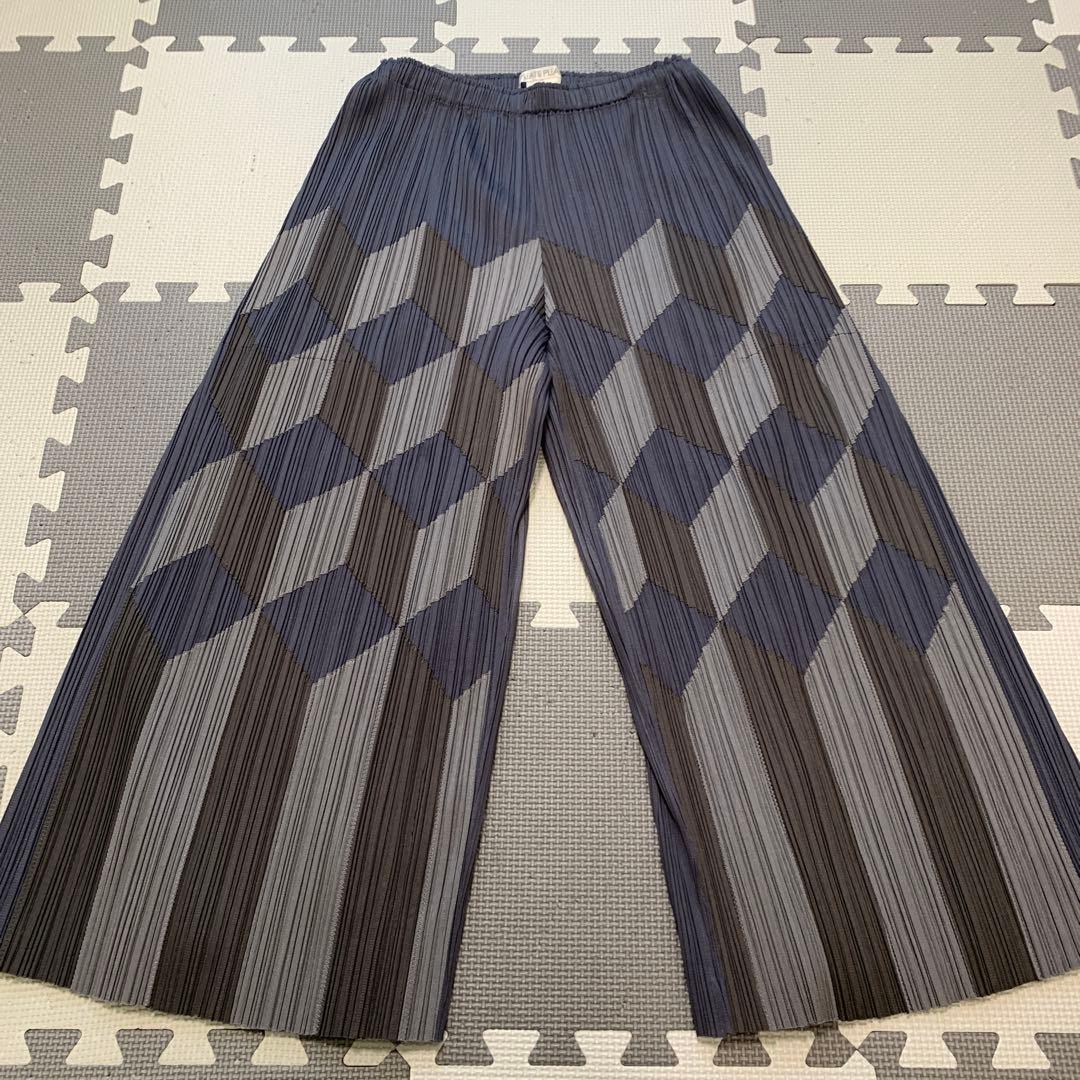 PLEATS PLEASE グレー系 ガウチョパンツ　裾カットあり