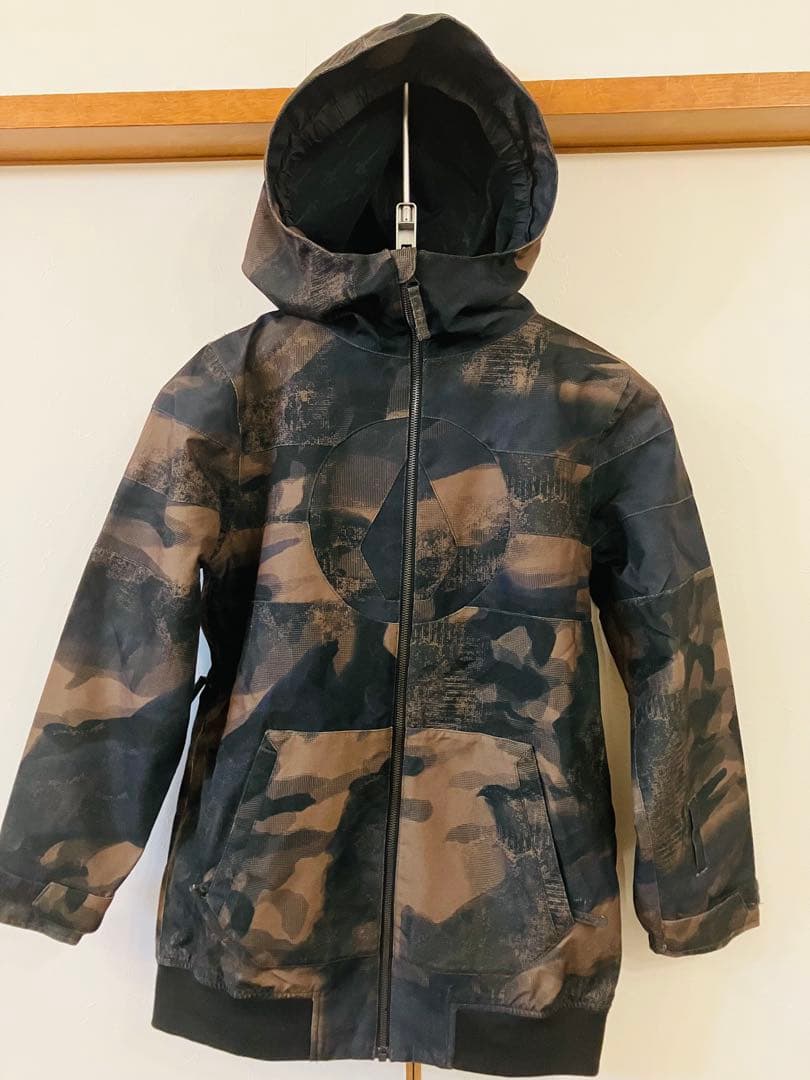 超人気⭐︎kids用⭐︎スノージャケット⭐︎使用わずか☆Volcom ⭐︎カモ柄