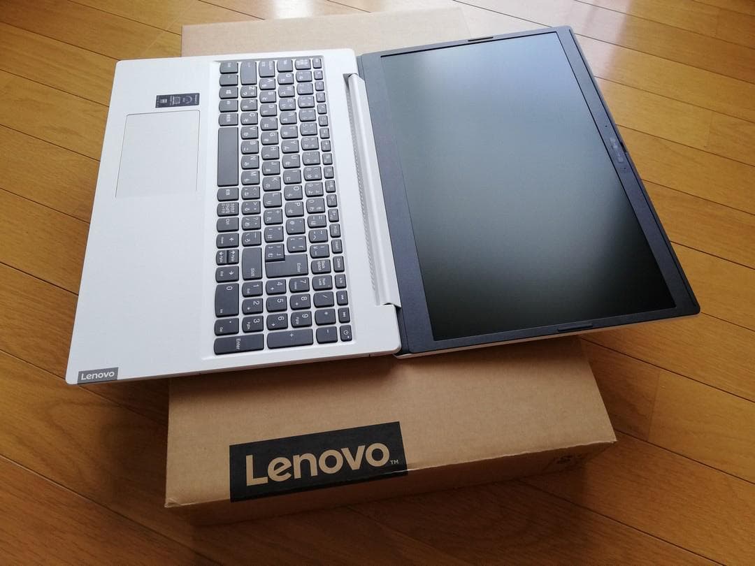 Lenovoスリムなノートパソコン