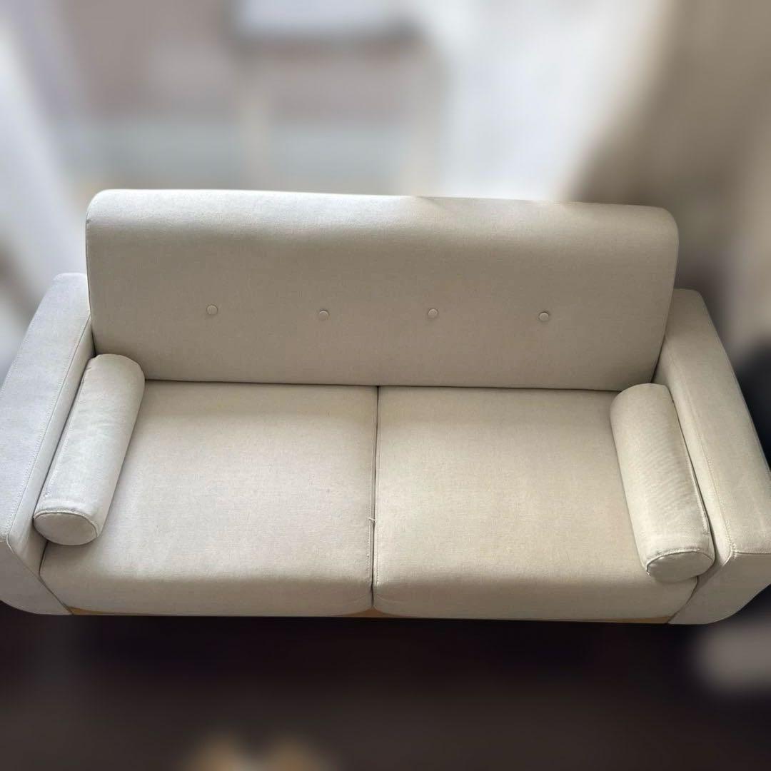 LOWYA アイボリーのボタン付き2人掛けソファ