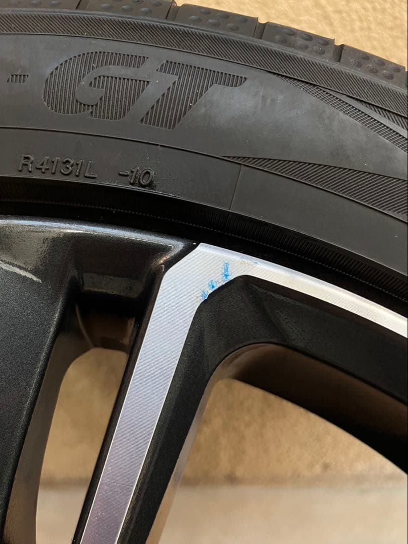 新型プリウス19インチ タイヤホイールセット