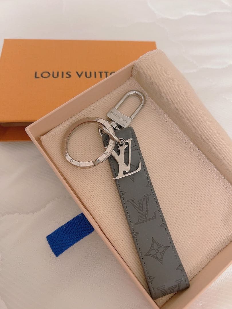 LOUIS VUITTON グレー キーホルダー