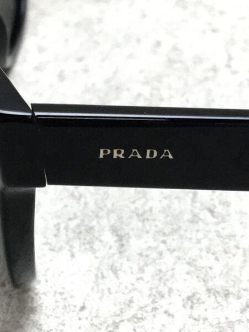 s*h様 PRADA サングラス　ブラック　ロゴ刻印　キャットアイ　シンプル　正