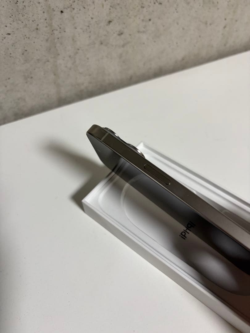【極美品】iPhone15 Pro ナチュラルチタニウム 256GB
