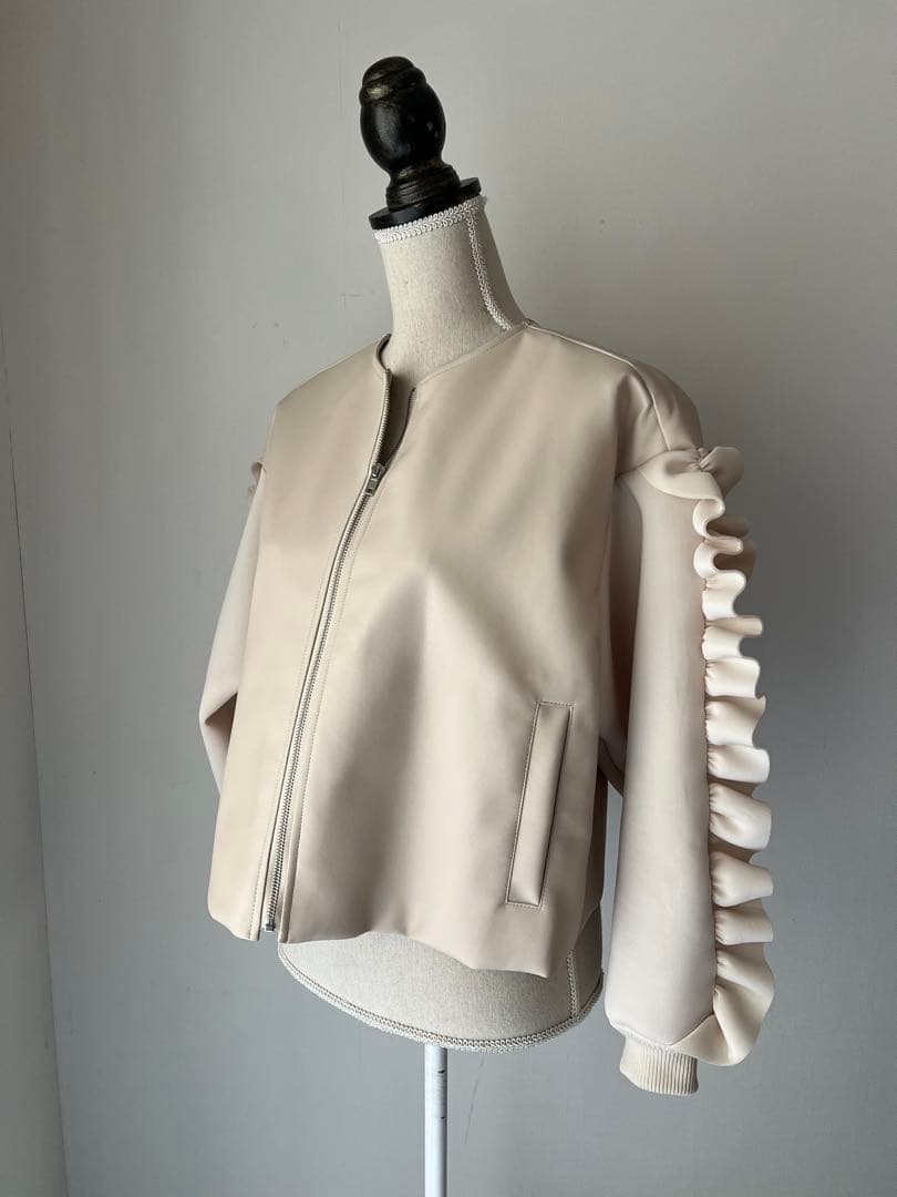 バニラベージュ　お袖ラッフルブルゾン