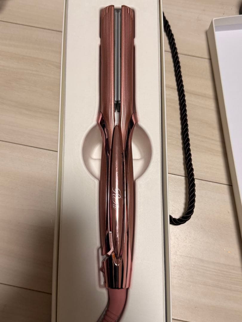 最新モデル　リファ　ストレートアイロン　プロ ピンク　新品