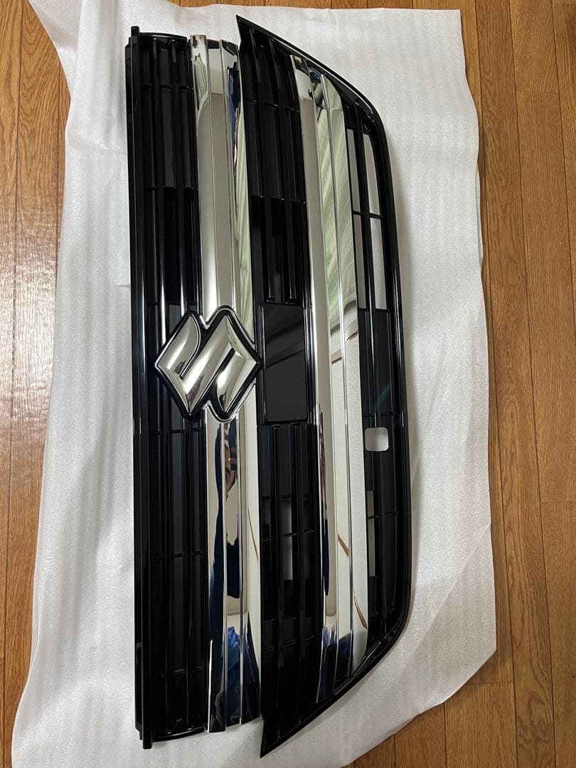 スズキ純正スペーシア4AA-MK54Sのフロントグリル　新車から取り外しです。