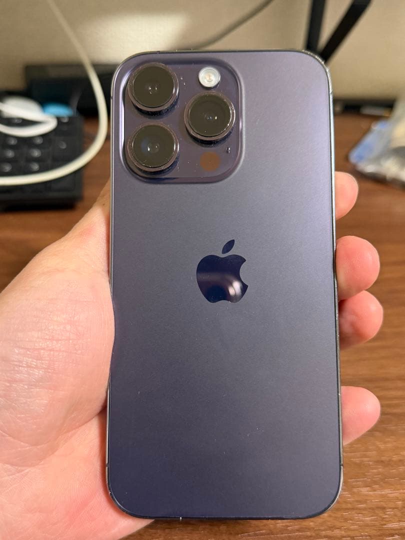 Apple iPhone 14 Pro ディープパープル 本体。