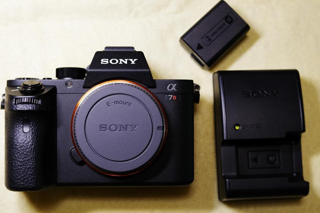 極美品　SONY α7Rボディ 撮影枚数５９３枚　純正充電器バッテリー付　即納