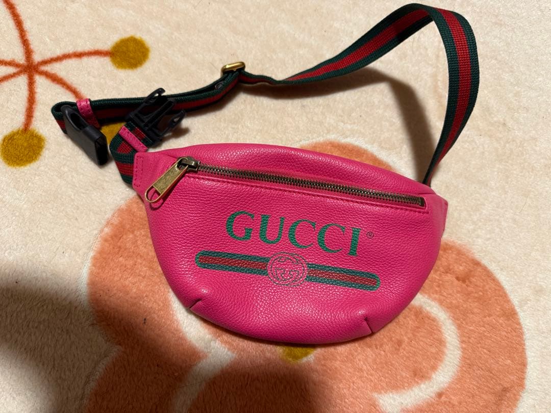 GUCCI ピンク ボディバッグ