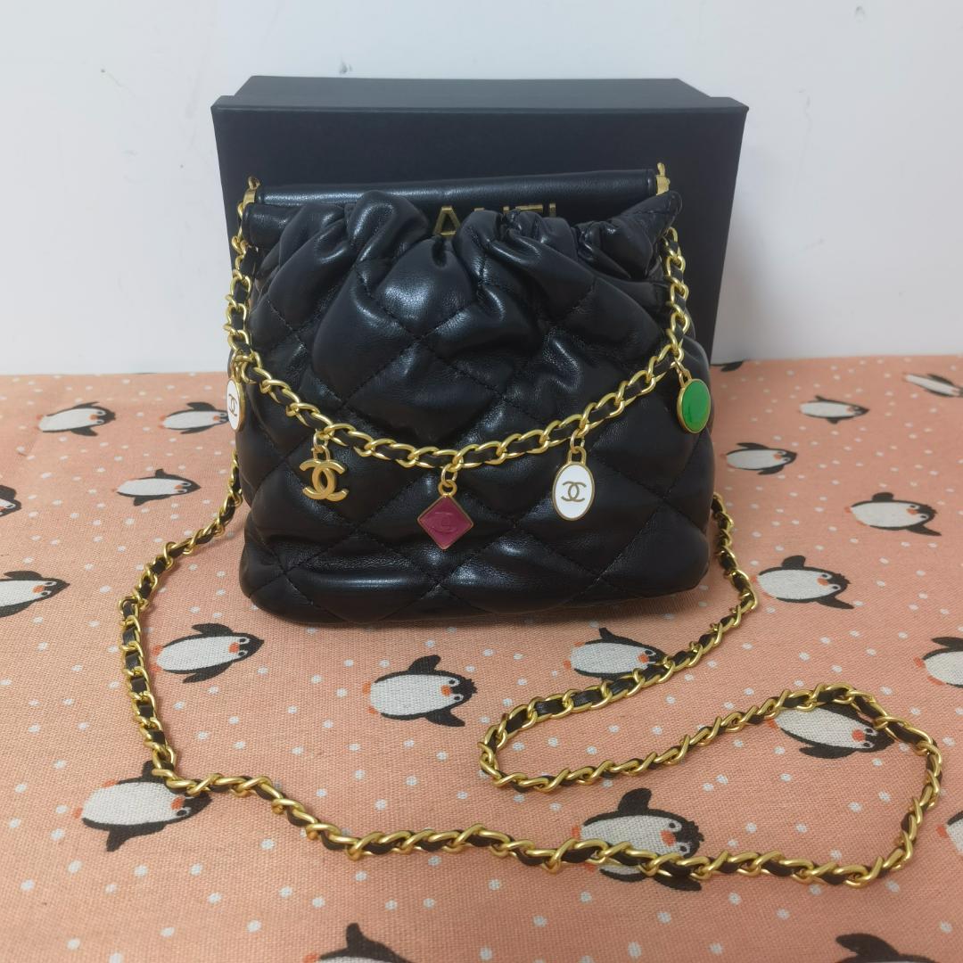 キルティング　ショルダーバッグ　チャーム　黒