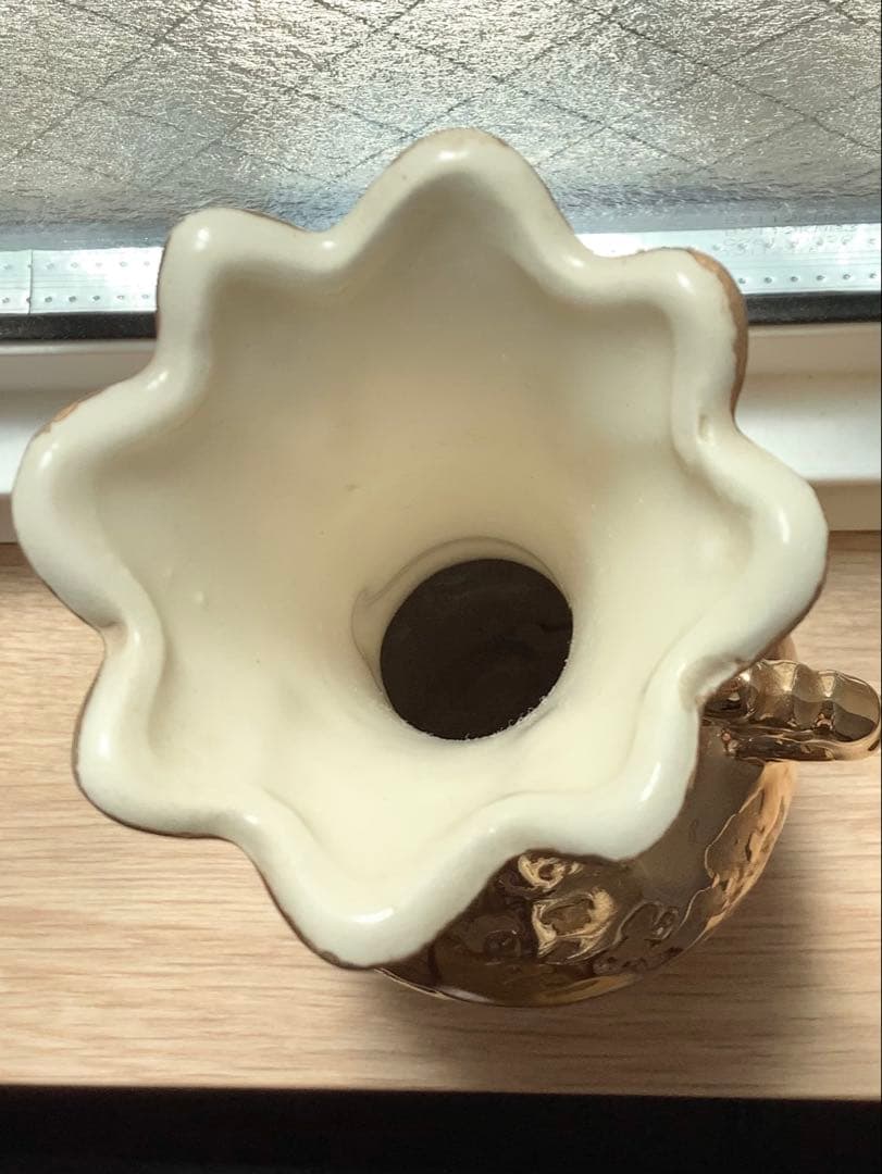 22金と24金の陶器花瓶2点セットプラス外国銀貨【合計4点】