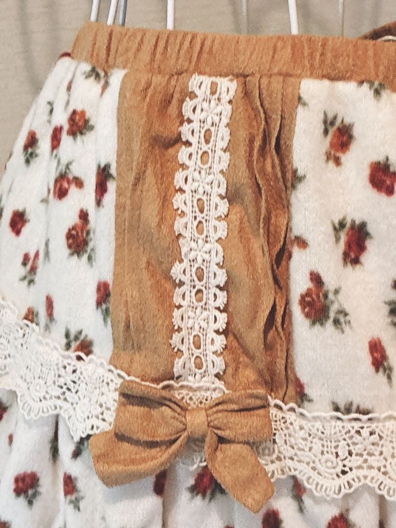 LIZ LISA フリル付きバラ柄フレアショートパンツアイボリー/ブラウン