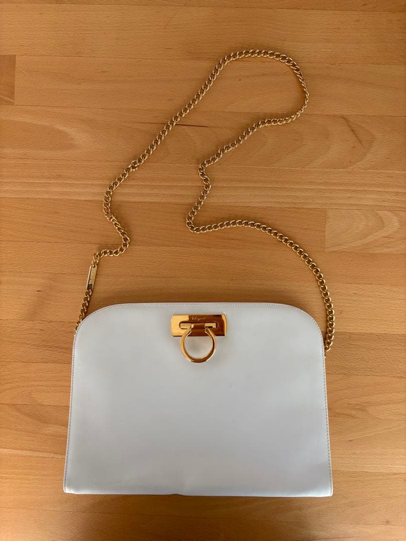 フェラガモ　白　バッグ