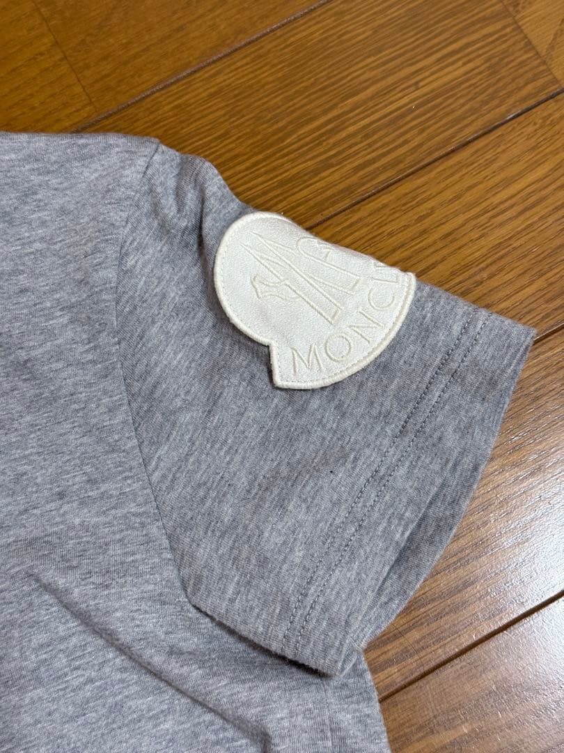 週末セール☆正規品☆美品☆MONCLER グレー Tシャツ 半袖太ワッペンXS