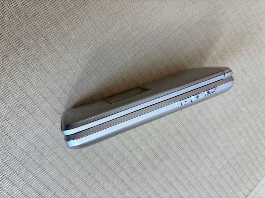 京セラ シルバー 携帯電話 KYF43