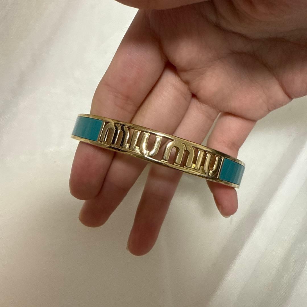 miumiu 青いエナメル金属バングル