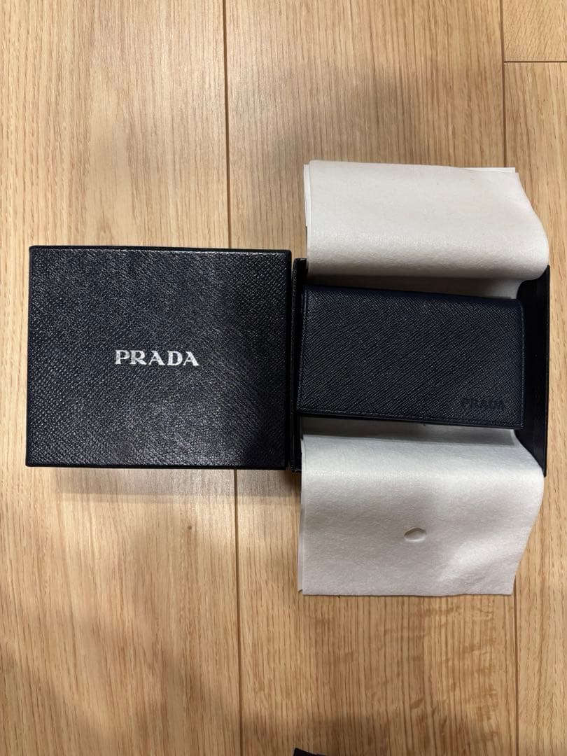 ケースビジネスロゴパスケースメンズPRADA